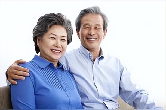 80后男子當爺爺目不轉(zhuǎn)睛盯著小孫女