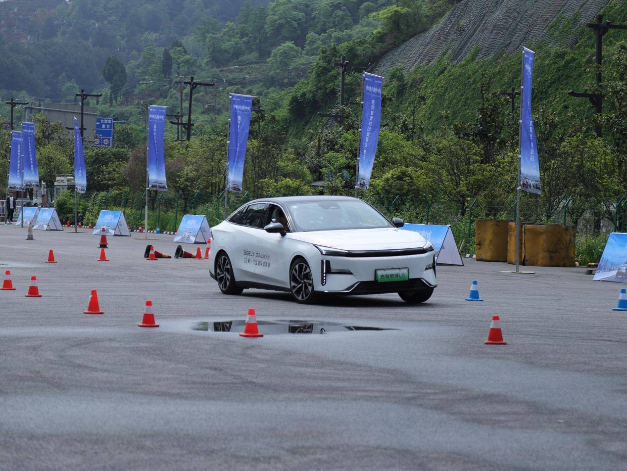 中國電混巔峰戰吉利銀河L6、L7龍騰版區域試駕會@貴陽站