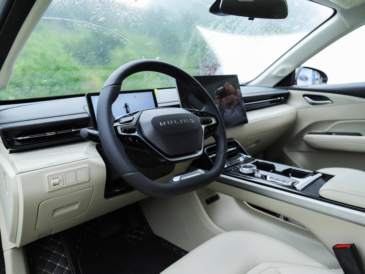 五菱星光純電版貴陽品鑒會(huì) 城市通勤車?yán)@不過的選項(xiàng)