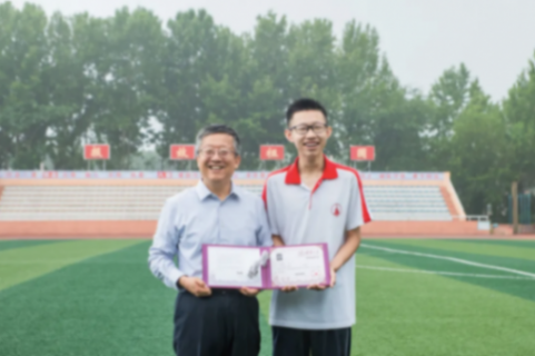 清華今年首批本科生錄取通知書送達,新生禮物是《鄧稼先傳》