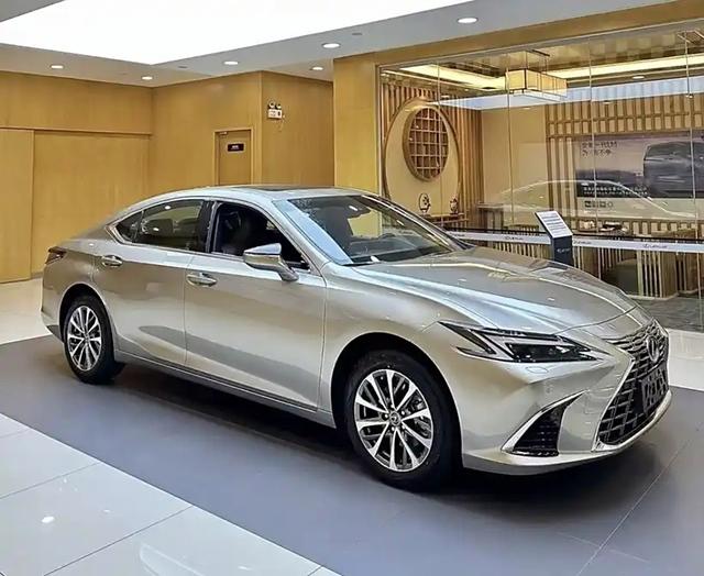 25款雷克薩斯ES閃亮登場，不足30W配貫通尾燈-有駕