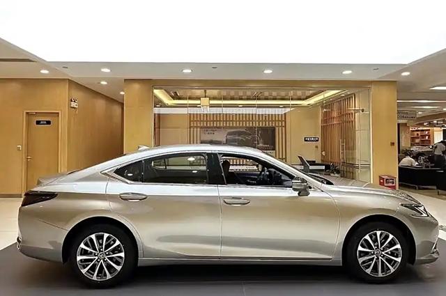 25款雷克薩斯ES閃亮登場，不足30W配貫通尾燈-有駕