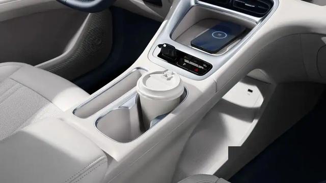 吉利造了一輛唯美新車！外觀酷似奔馳，配前后獨懸僅7.88萬起-有駕