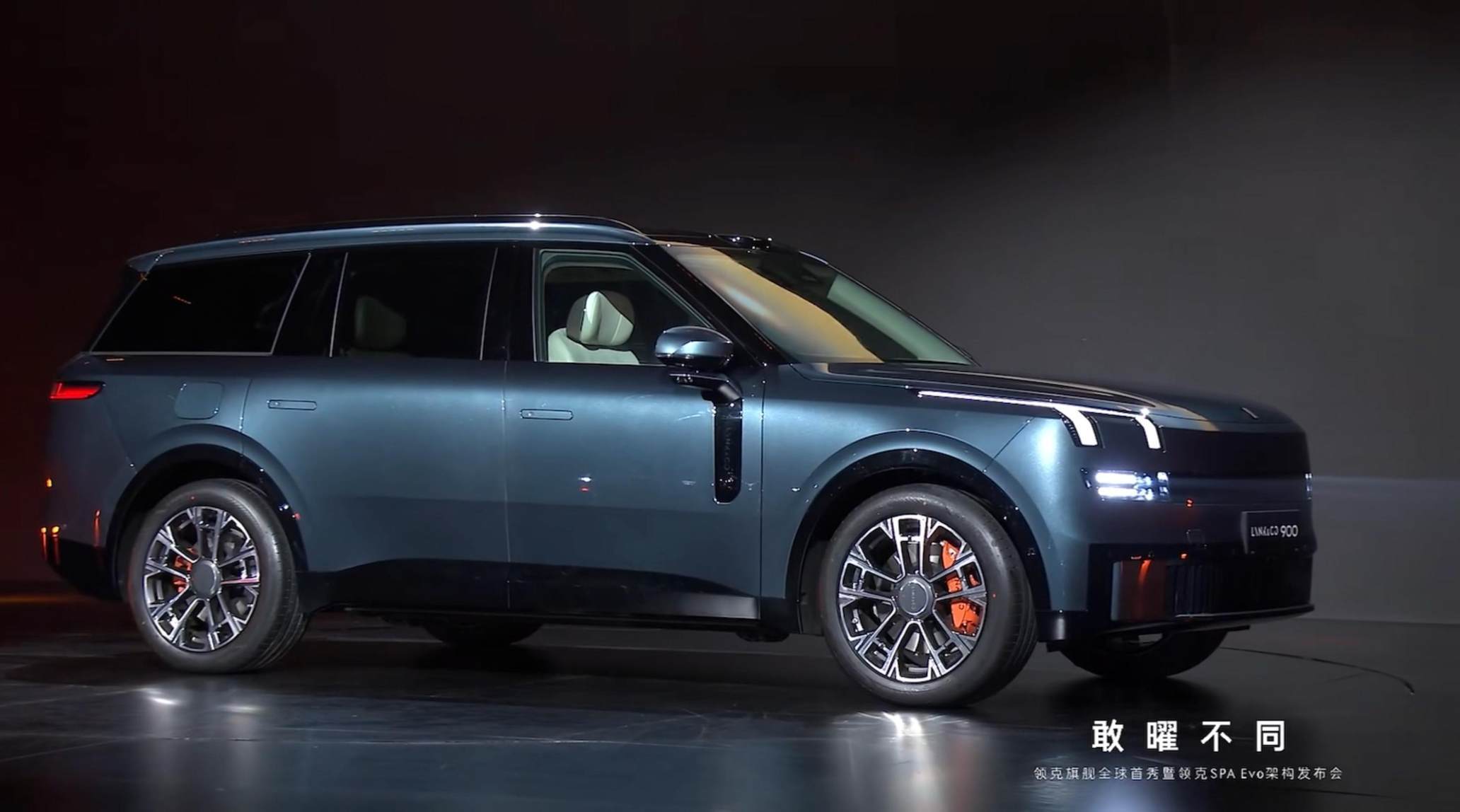 “杭州攬勝”首發,雙30吋屏、天地門、后輪轉向,40萬起能賣爆?