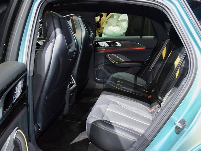 一汽紅旗一次大膽嘗試,三門轎跑車身,車長4990mm,軟頂敞篷設計