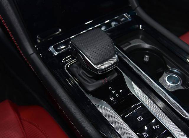 一汽紅旗一次大膽嘗試,三門轎跑車身,車長4990mm,軟頂敞篷設計