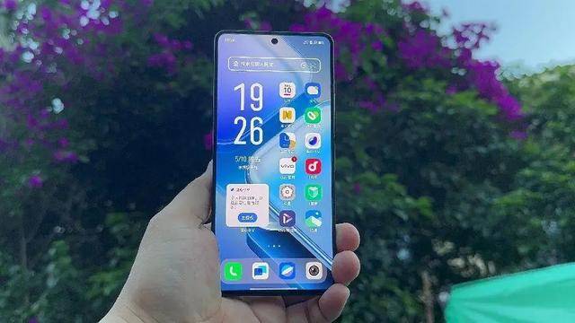 vivo悄然上架新機,6400mAh+驍龍8sGen3,僅售1899元還有雙頻GPS