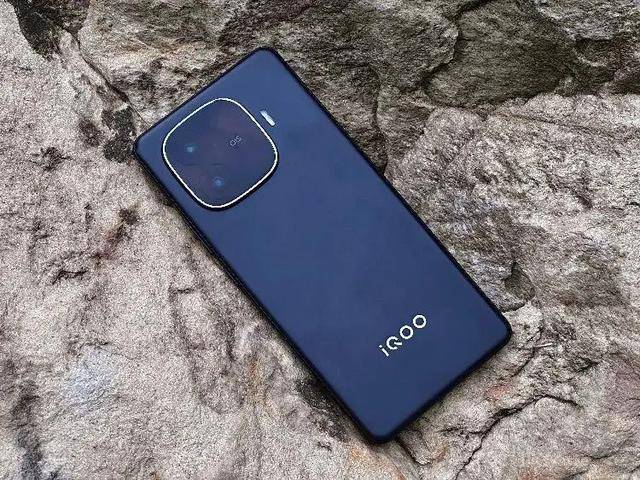 vivo悄然上架新機,6400mAh+驍龍8sGen3,僅售1899元還有雙頻GPS