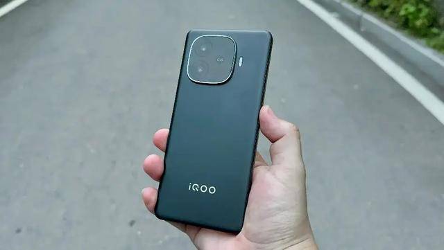 vivo悄然上架新機,6400mAh+驍龍8sGen3,僅售1899元還有雙頻GPS