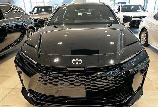 TOYOTA皇冠“黑騎士”亮相,時尚又犀利極具辨識度