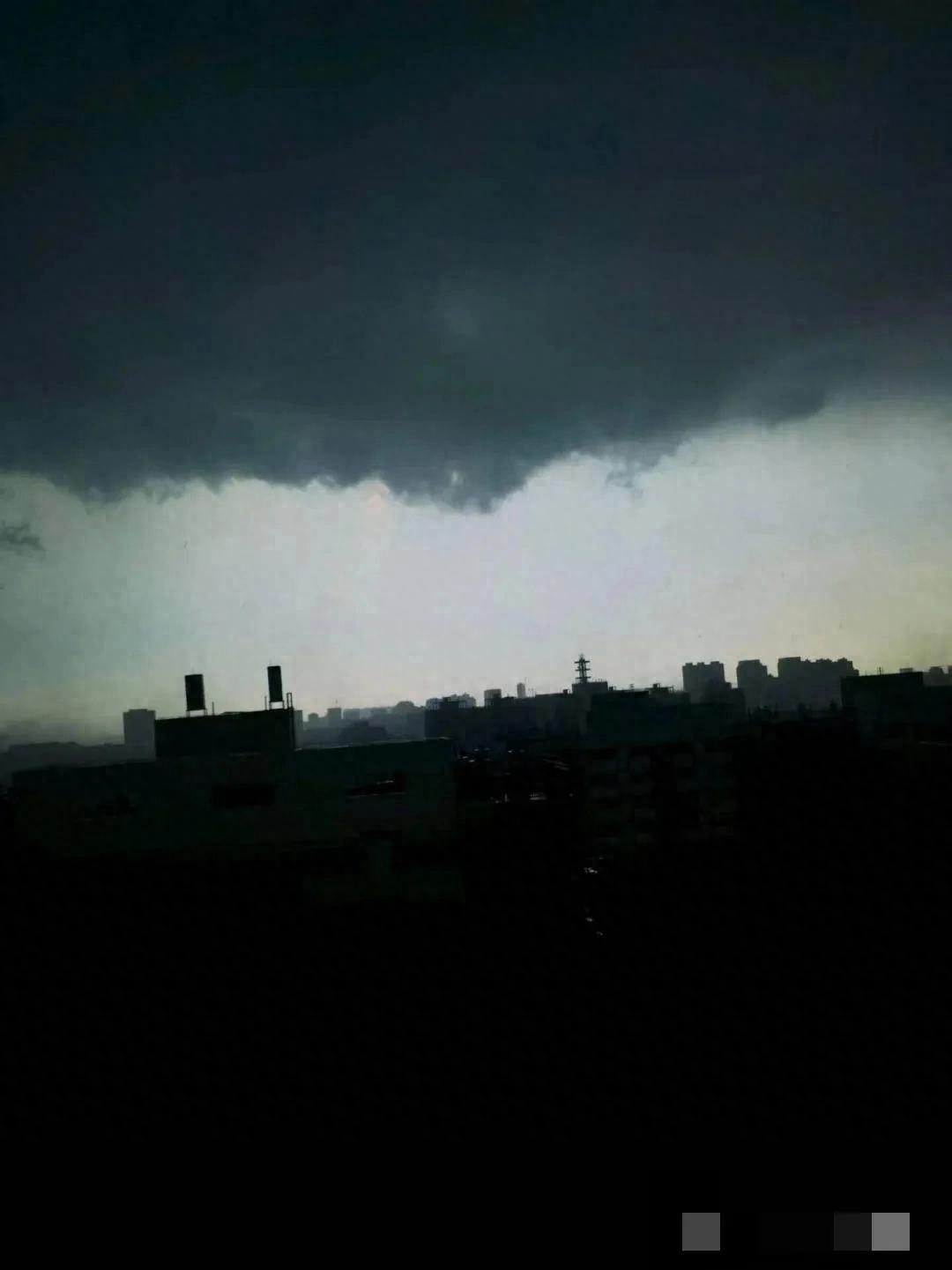 一秒天黑 濟(jì)南突降暴雨