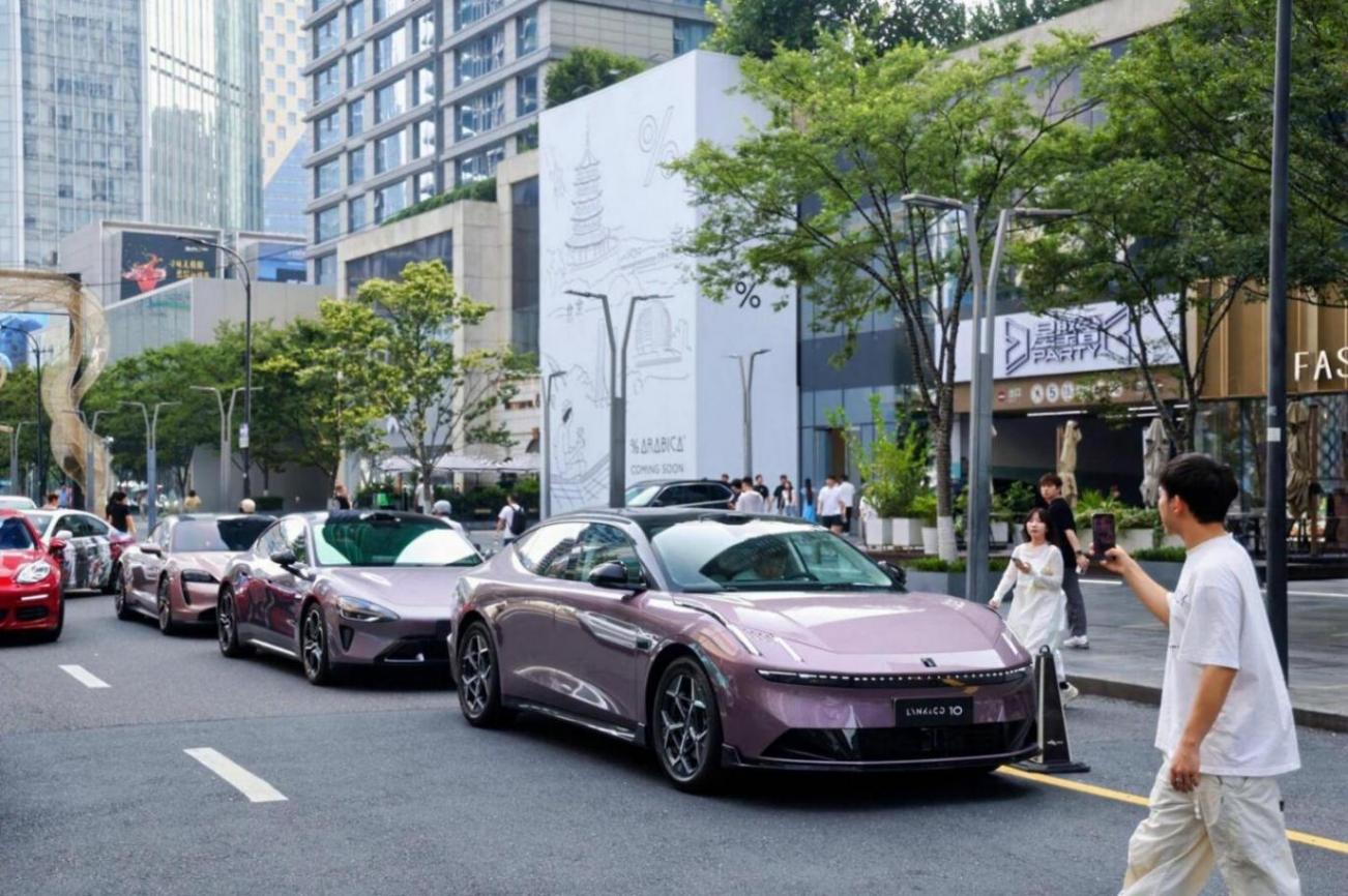 領(lǐng)克10 EM-P現(xiàn)身街頭,長(zhǎng)超5米+530馬力,配冰箱+小桌板