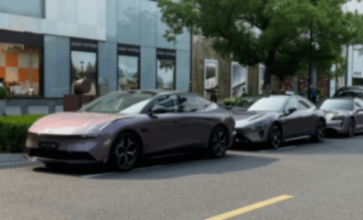 領(lǐng)克10 EM-P現(xiàn)身街頭,長(zhǎng)超5米+530馬力,配冰箱+小桌板