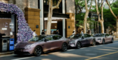 領(lǐng)克10 EM-P現(xiàn)身街頭,長(zhǎng)超5米+530馬力,配冰箱+小桌板