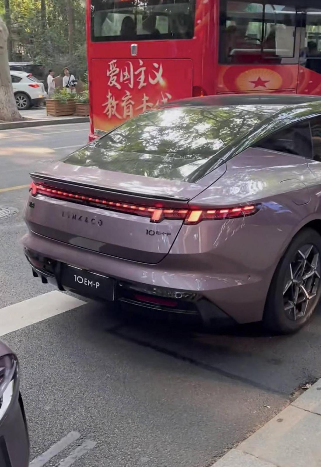 領(lǐng)克10 EM-P現(xiàn)身街頭,長(zhǎng)超5米+530馬力,配冰箱+小桌板