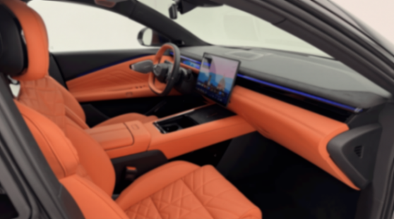 領(lǐng)克10 EM-P現(xiàn)身街頭,長(zhǎng)超5米+530馬力,配冰箱+小桌板