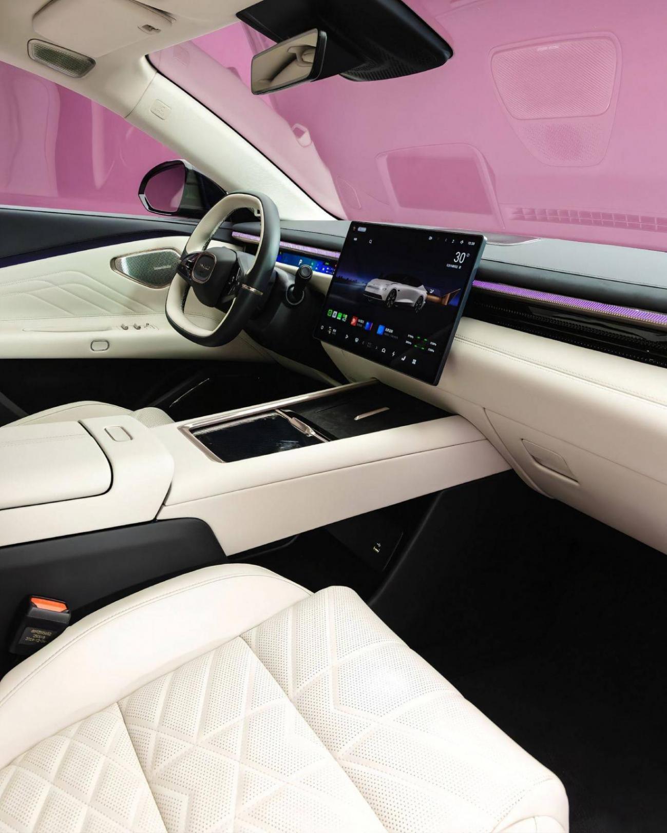 領(lǐng)克10 EM-P現(xiàn)身街頭,長(zhǎng)超5米+530馬力,配冰箱+小桌板