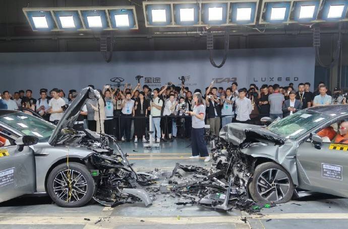 7月15日,吉利汽車與極氪正式簽署合并協(xié)議,極氪從紐交所退市成為吉利全資子公司