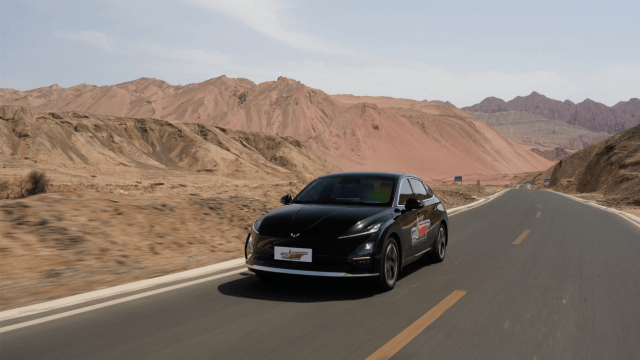 五菱星光硬核征服中汽夏測!高溫續航不縮水、快充高效、強光安全無憂!