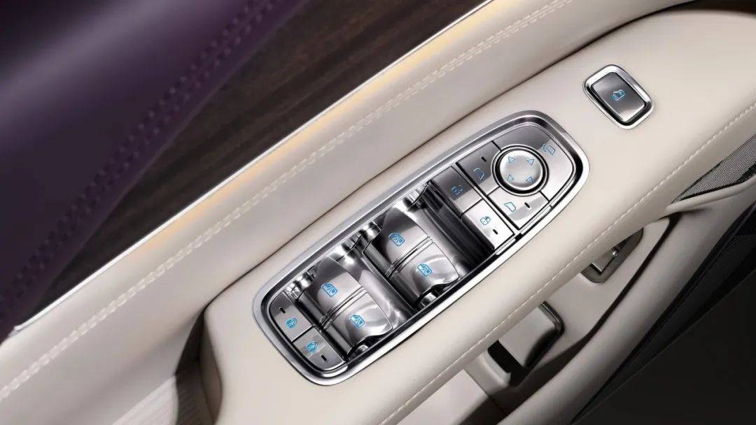 真中式奢侈品級(jí)豪車首秀 仰望U8L鼎世版預(yù)售130萬(wàn)元