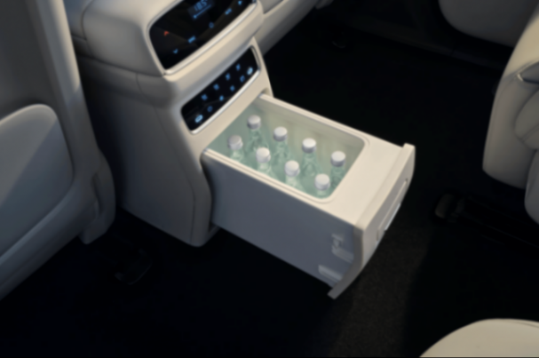 都在打造“移動之家”,2026款東風(fēng)奕派eπ008六座版會比標(biāo)桿強多少?