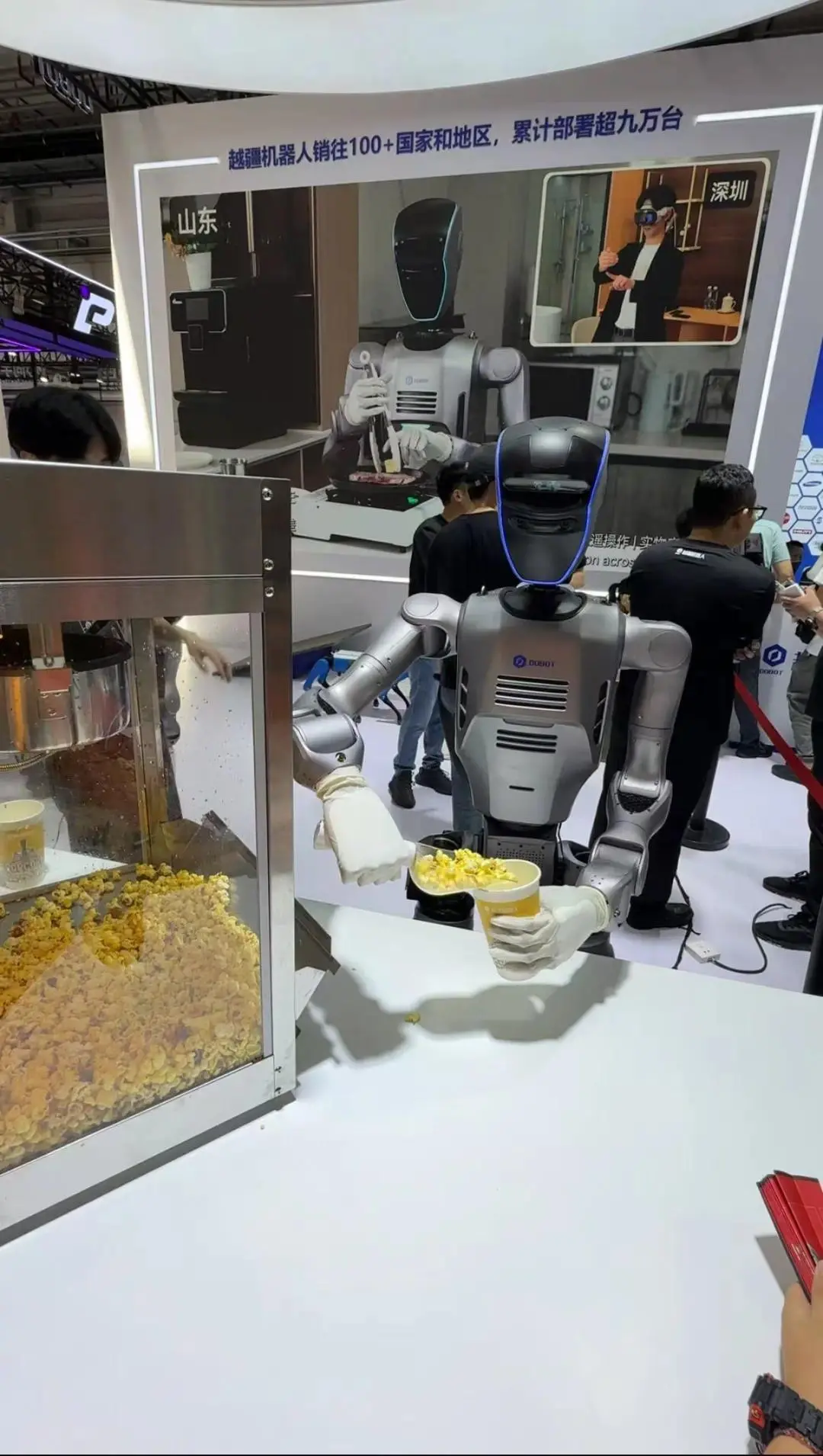 2025世界機器人大會(WRC 2025),有300余家企業、機構和院校參展,展出超過1500款機器人產品 image