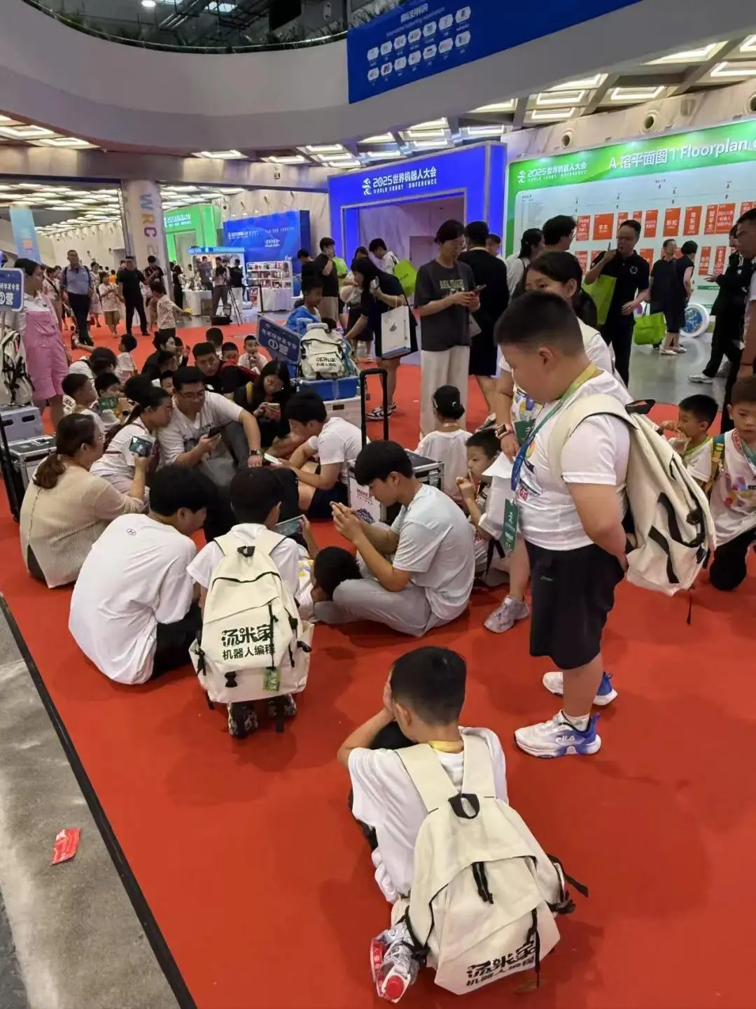 2025世界機器人大會(WRC 2025),有300余家企業、機構和院校參展,展出超過1500款機器人產品 image