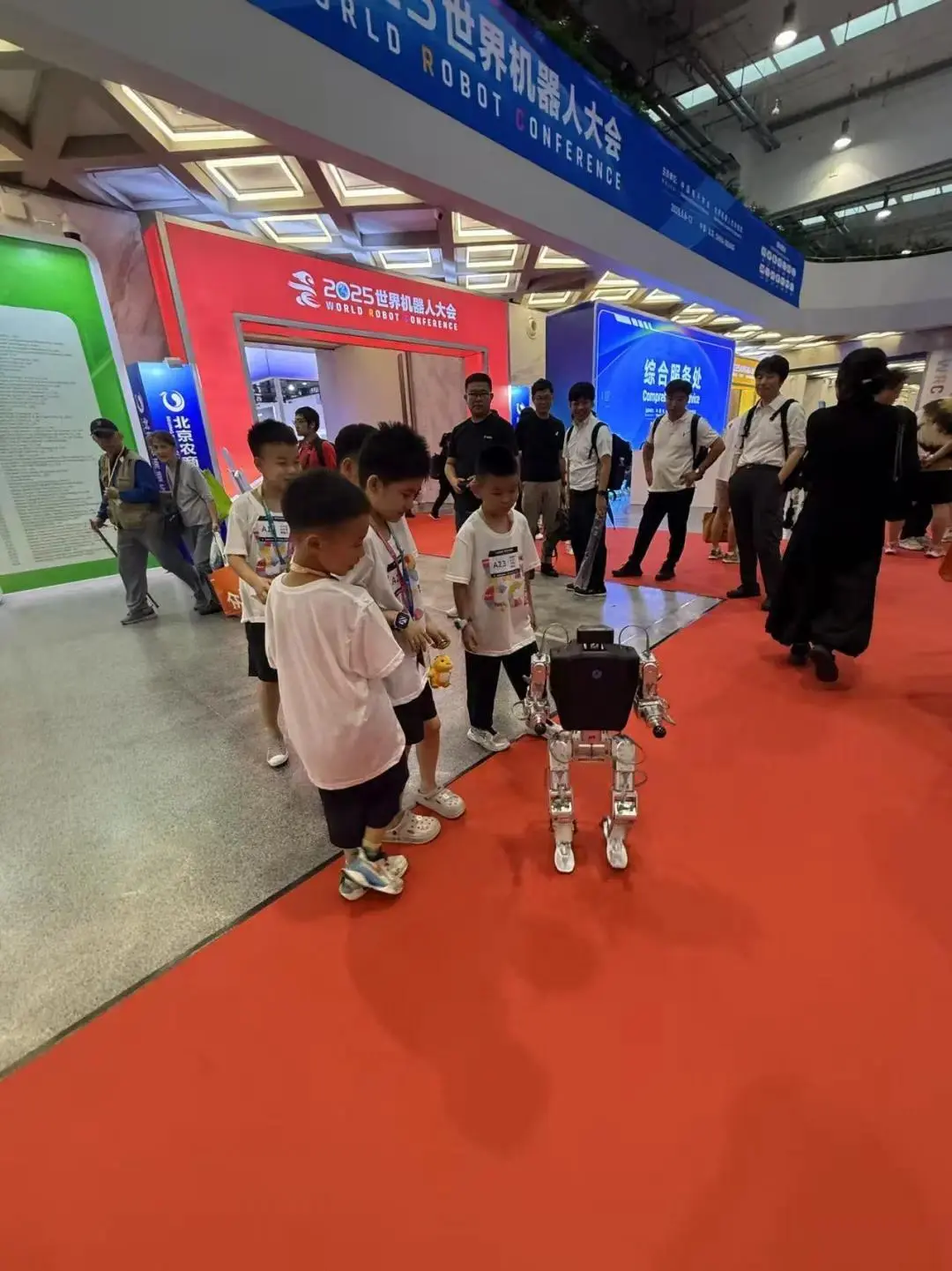 2025世界機器人大會(WRC 2025),有300余家企業、機構和院校參展,展出超過1500款機器人產品 image