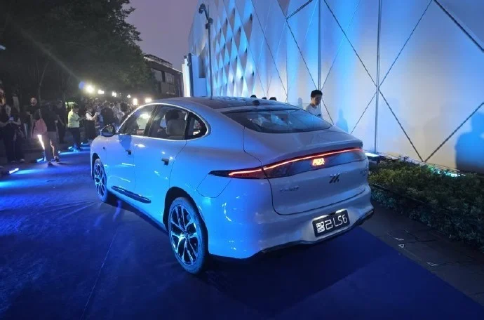 新一代智己LS6上市：起售價(jià)20.99萬，搭載800V超快充+智慧四輪轉(zhuǎn)向