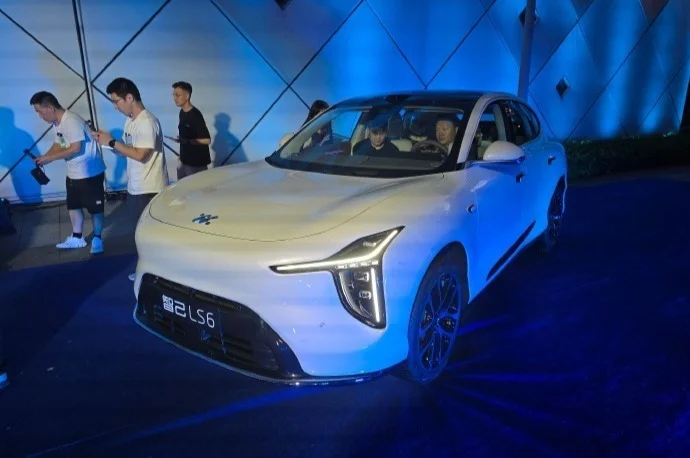 新一代智己LS6上市：起售價(jià)20.99萬，搭載800V超快充+智慧四輪轉(zhuǎn)向