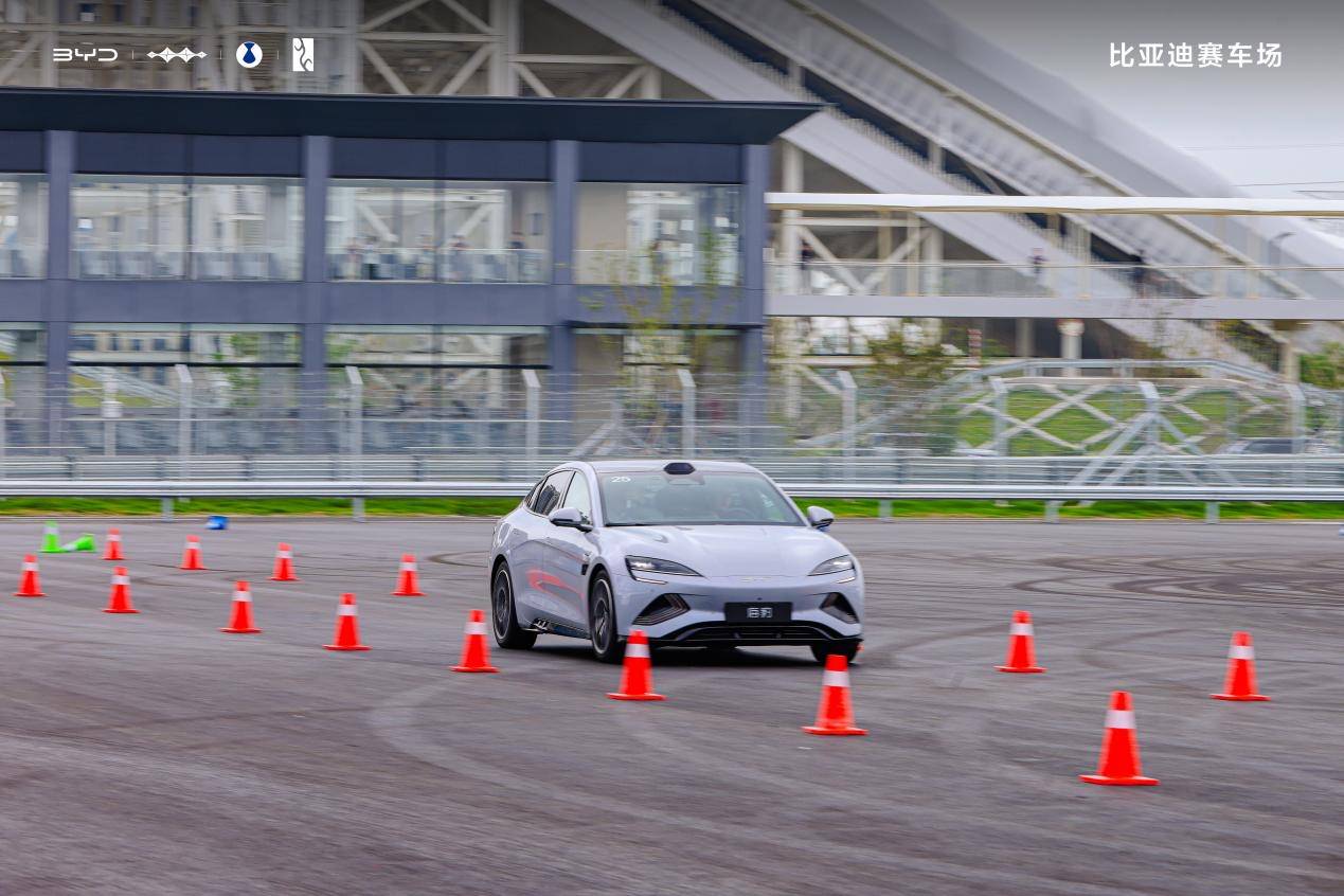 全民智駕后,比亞迪打造特色地形全民賽道