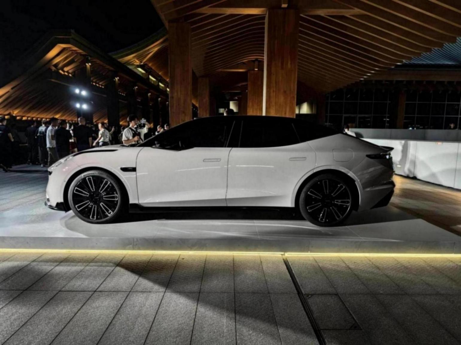 限時優惠價16.38-20.18萬元 領克10 EM-P正式上市