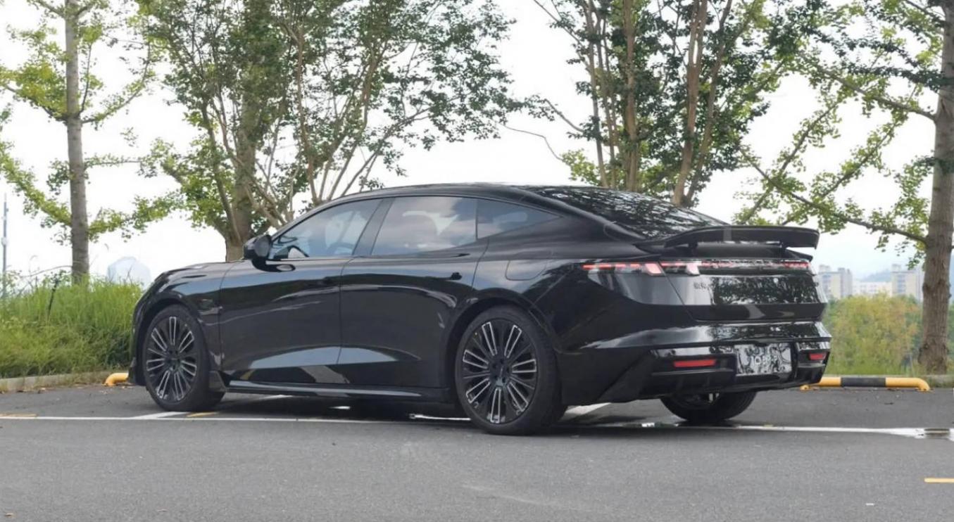 限時優惠價16.38-20.18萬元 領克10 EM-P正式上市