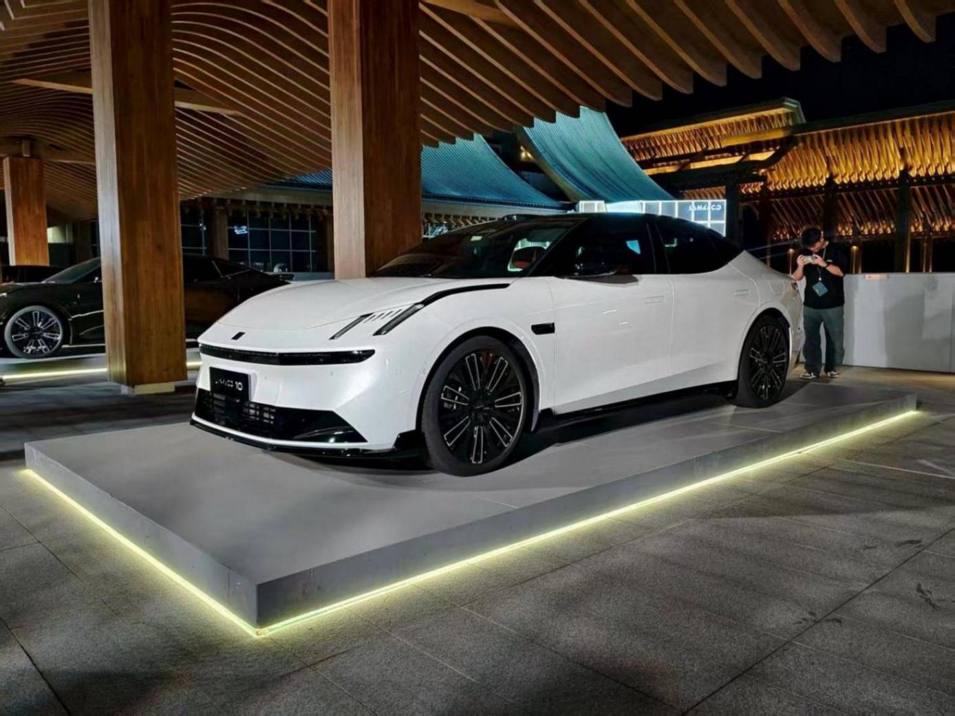 限時(shí)16.38萬(wàn)元起,領(lǐng)克10 EM-P要攪中大型轎車(chē)市場(chǎng)的局!