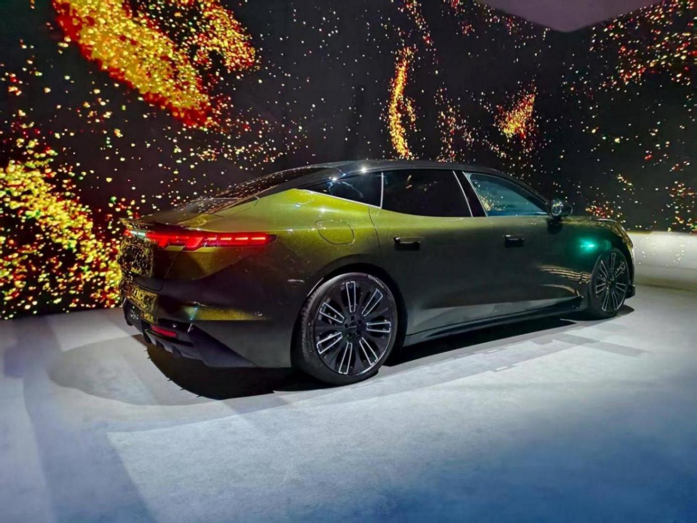 限時(shí)16.38萬(wàn)元起,領(lǐng)克10 EM-P要攪中大型轎車(chē)市場(chǎng)的局!