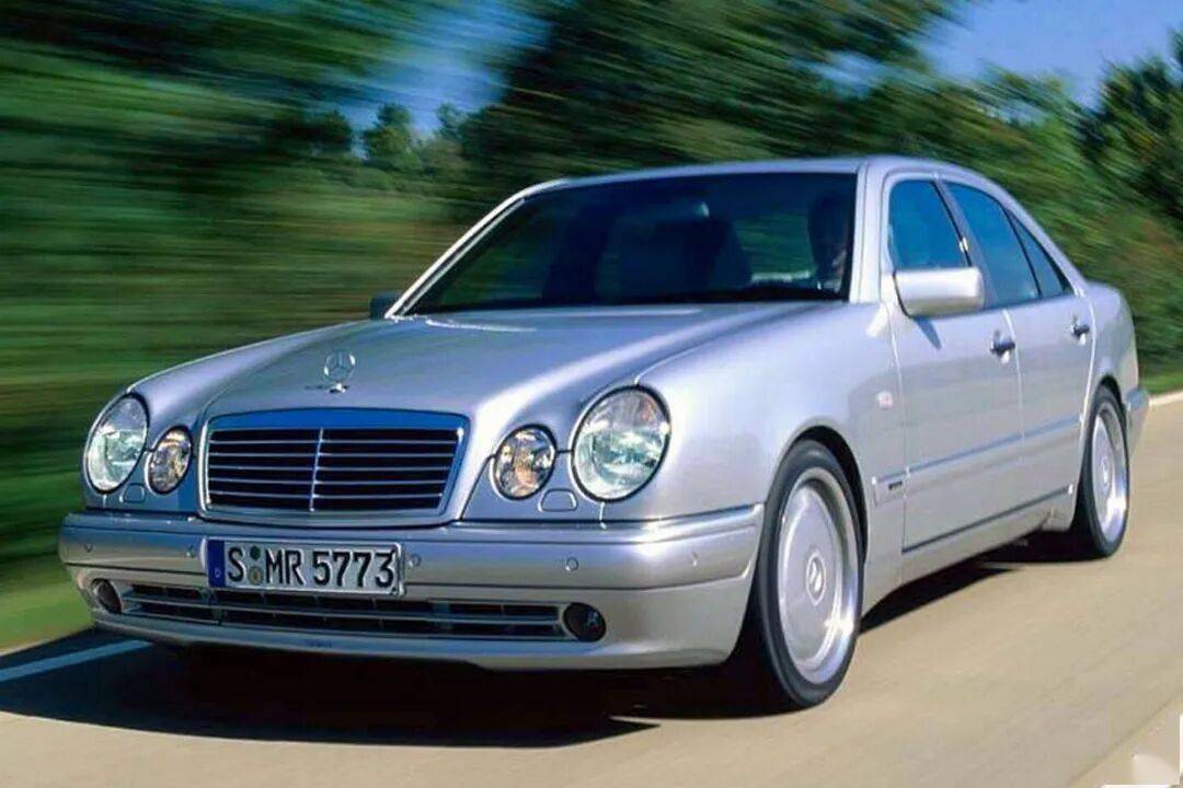 手掌上行政豪華轎車的狂暴之心