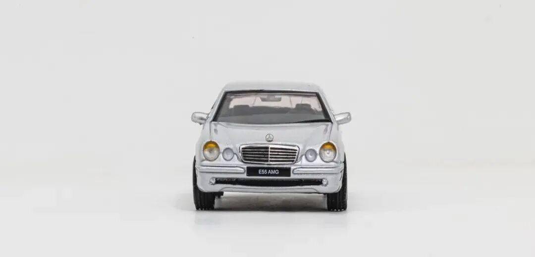 手掌上行政豪華轎車的狂暴之心