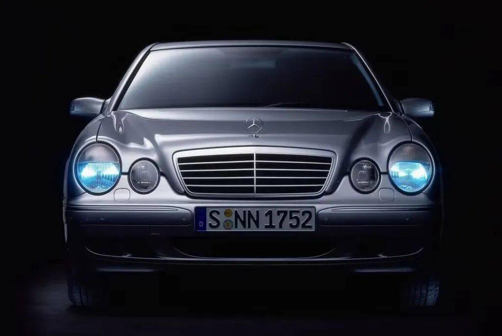 手掌上行政豪華轎車的狂暴之心