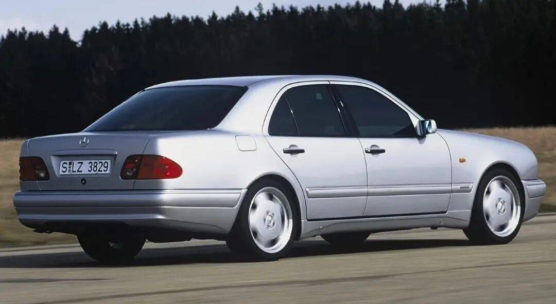 手掌上行政豪華轎車的狂暴之心