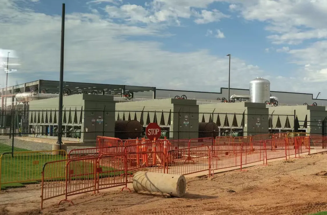 OpenAI甲骨文軟銀擴(kuò)大“星際之門”:投4000億美元再建5座數(shù)據(jù)中心 圖2:得州阿比林的首個(gè)星際之門數(shù)據(jù)中心