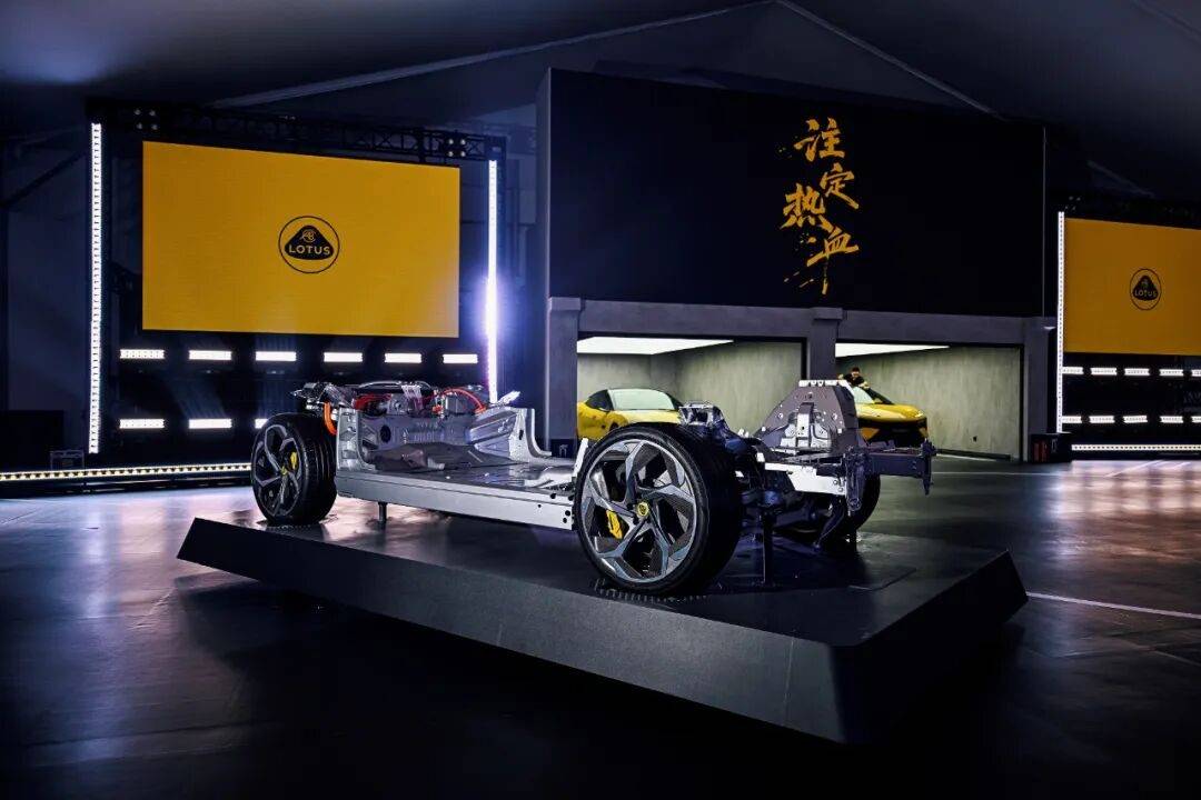 上海西岸穹頂劇院北廣場的轟鳴聲中,蓮花跑車以“注定熱血”為名,完成了EMEYA與ELETRE新款的上市