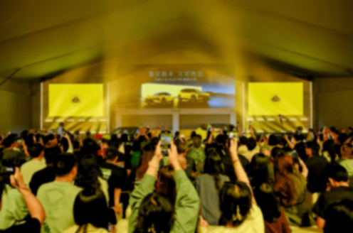 上海西岸穹頂劇院北廣場的轟鳴聲中,蓮花跑車以“注定熱血”為名,完成了EMEYA與ELETRE新款的上市