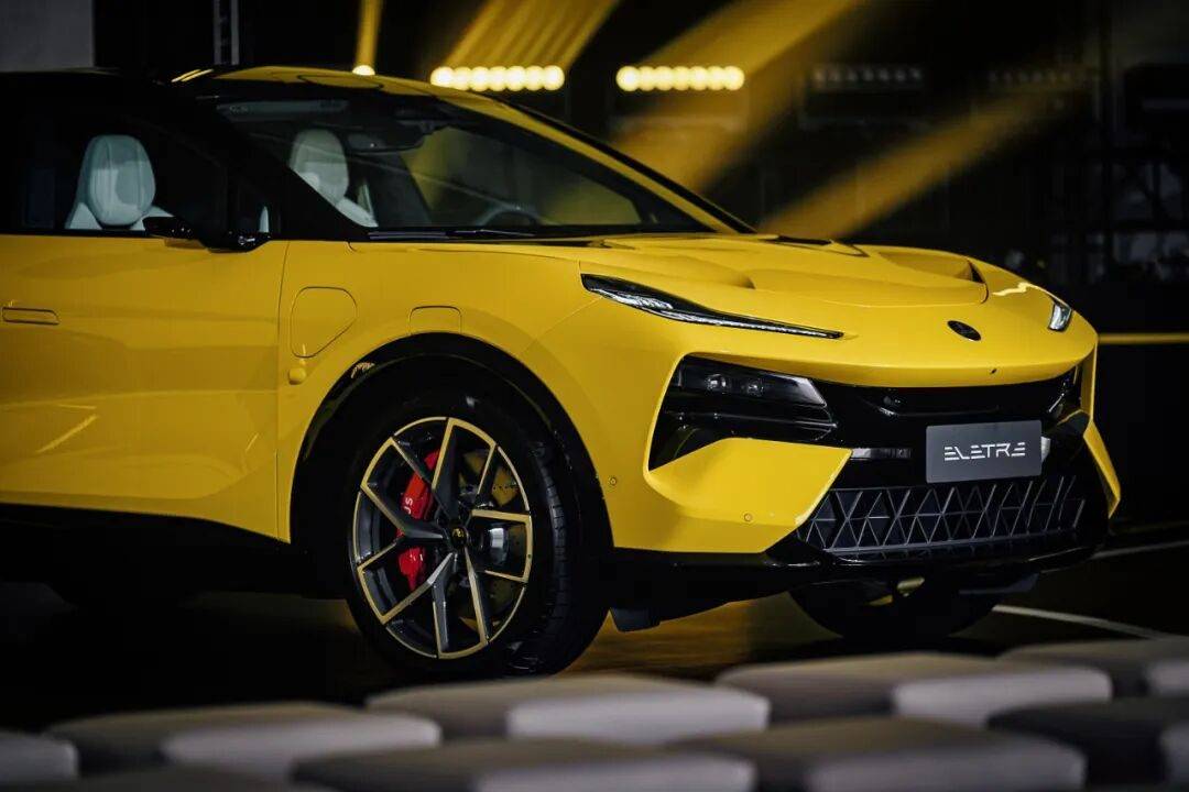 上海西岸穹頂劇院北廣場的轟鳴聲中,蓮花跑車以“注定熱血”為名,完成了EMEYA與ELETRE新款的上市