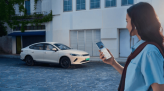 比亞迪秦PLUS限時6.98萬元起!新增128KM混動車型,純電新增兩個配置