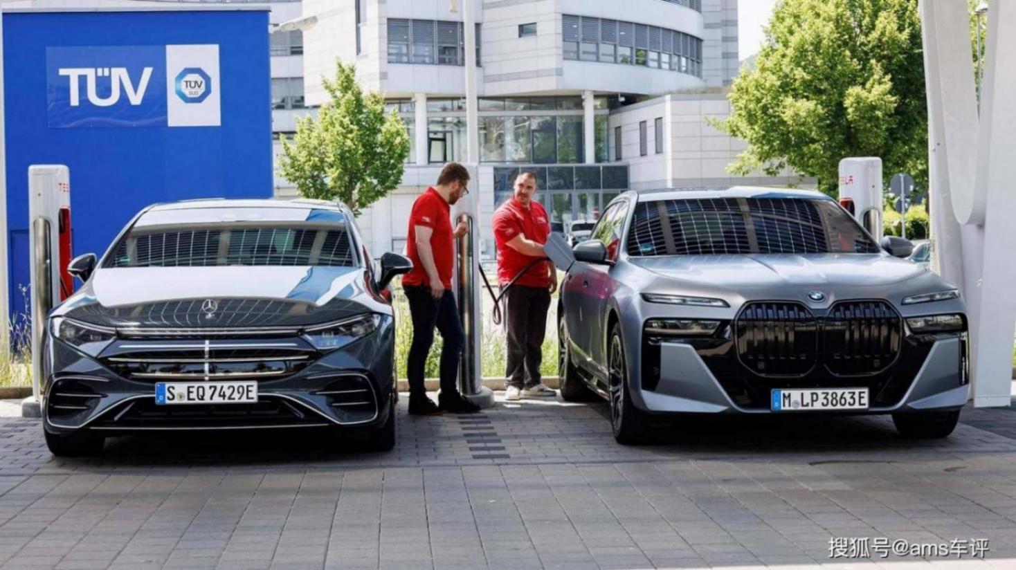 誰是最強(qiáng)電動(dòng)豪華轎車?BMW i7與奔馳EQS的巔峰對(duì)決