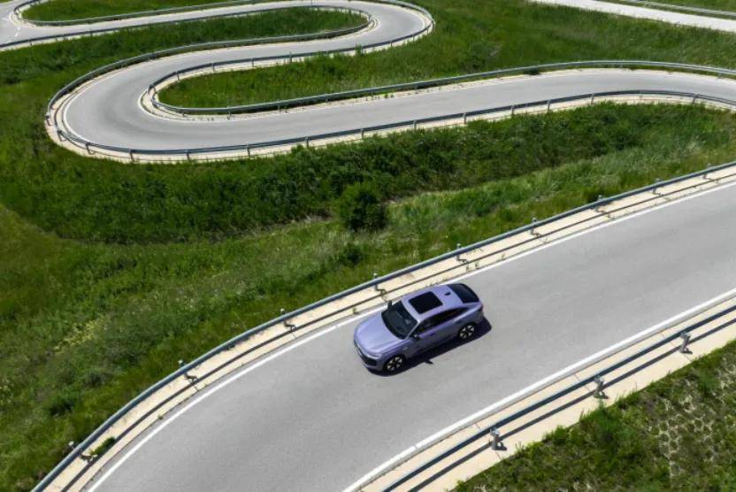 帶著四環(huán)“星輝”,一汽奧迪Q6L e-tron怎么起舞