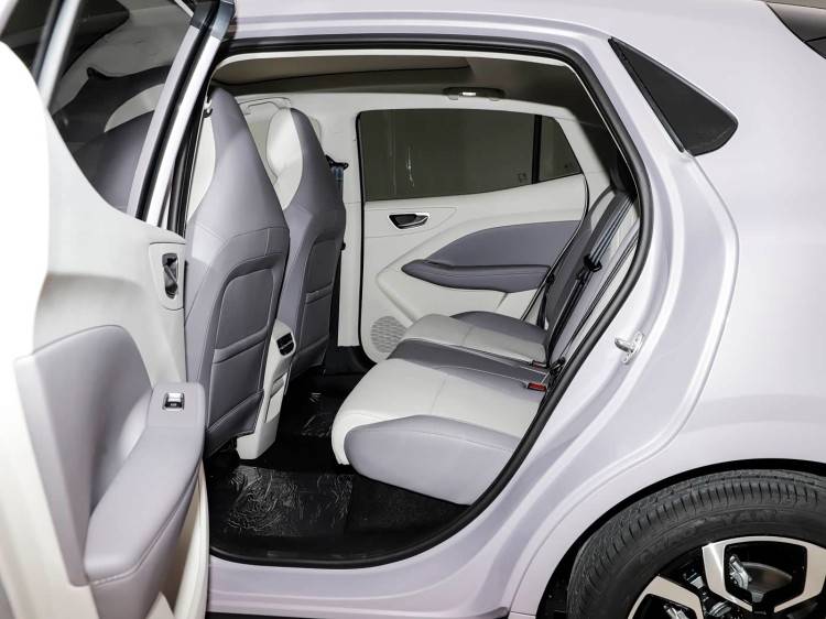 上市即月銷破萬,這臺純電兩廂車火了!