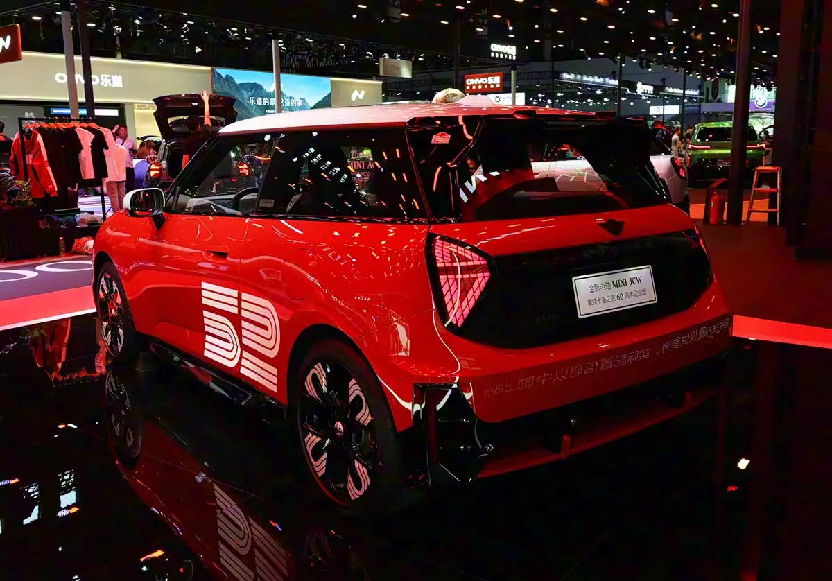 24.68萬(wàn)起售 電動(dòng)MINI JCW 蒙特卡洛之夜60周年紀(jì)念版上市