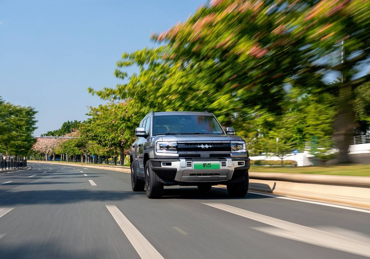 京東的業(yè)務(wù)本質(zhì)而言,電商平臺(tái)只是一方面,更多是物流、金融的基礎(chǔ)設(shè)施服務(wù)商,運(yùn)營(yíng)Robotaxi和它的基因是相通的