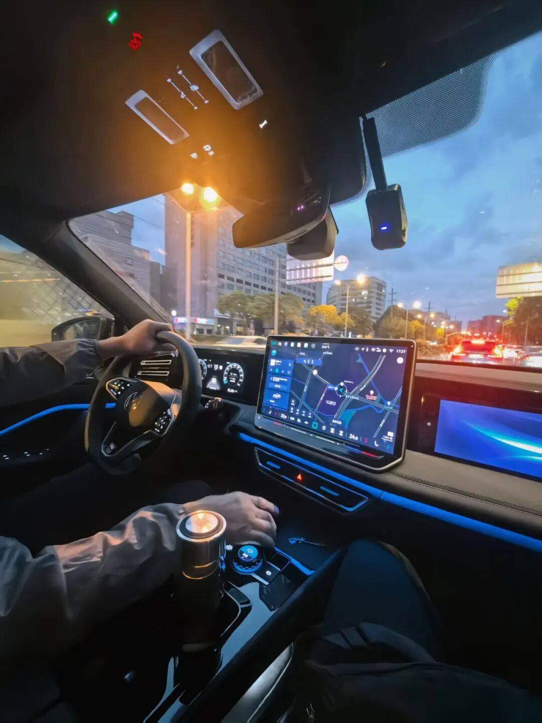 但翻看一下他們的大事年表:第一個(gè)量產(chǎn)項(xiàng)目是理想ONE;自研AEB成為國(guó)內(nèi)首個(gè)獲ENCAP五星評(píng)分的方案;開(kāi)發(fā)了國(guó)內(nèi)第一個(gè)實(shí)現(xiàn)NOA功能的MPV;理想、北汽、廣汽、地平線(xiàn)等產(chǎn)業(yè)資本支持……每件事都引人矚目。